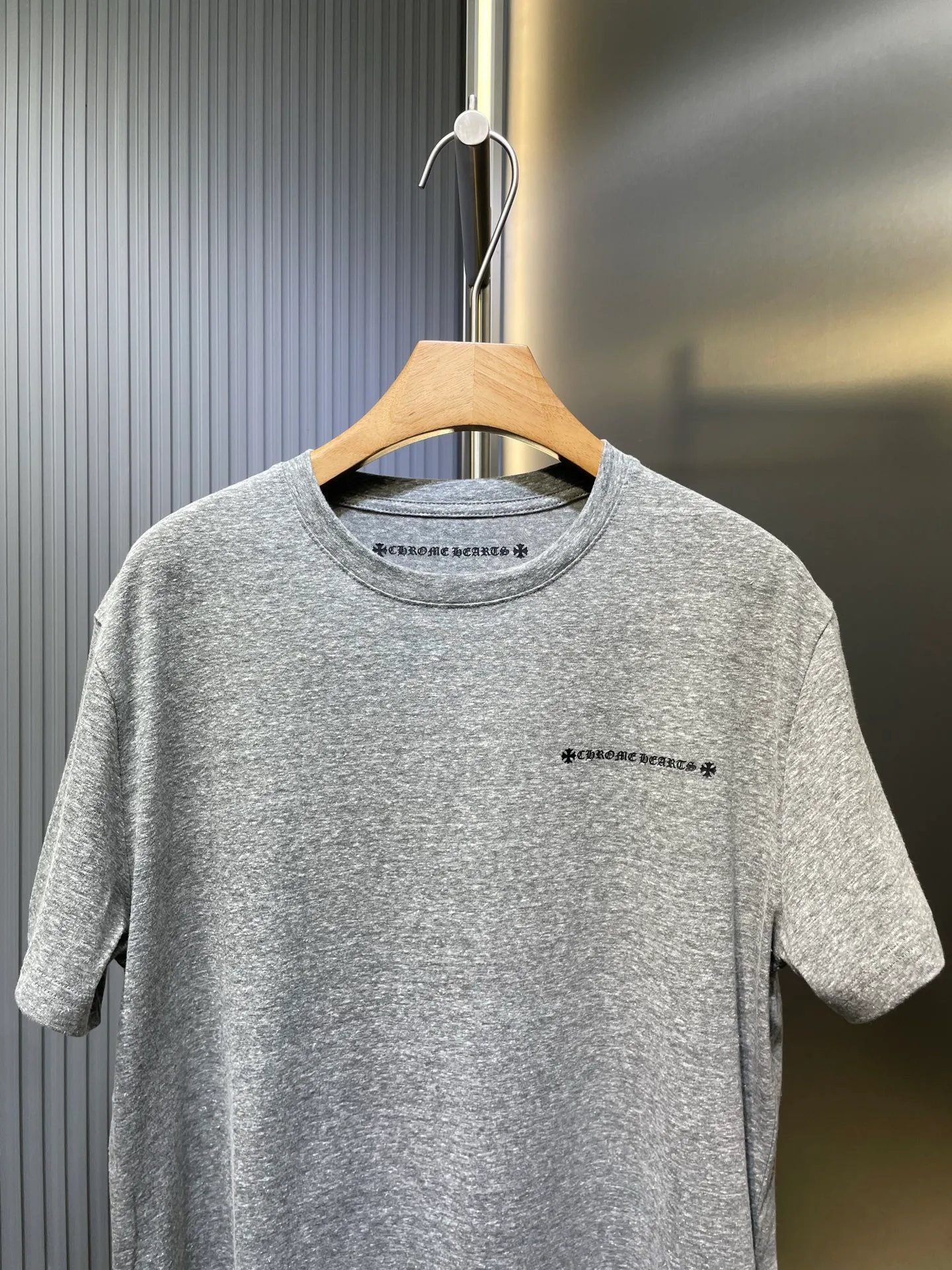 🅿️310 CH Croix Heart🌟【Top Replica】Floral Gray Sword Short Sleeves Dyeing floral gray 26 weave 200 grams according to YB order. The price of floral gray fabrics is extremely high. There is no stock in the market. Printing uses a variety of printing techniques. Customized accessories. Size S M L